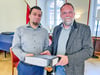 BI-Sprecher Ingolf Arndt (rechts) übergab in der Stadtratssitzung vom 26. Mai den dicken Ordner mit den über 4.000 Unterschriftenlisten gegen Windräder im Wald an Dezernatsleiter Andreas Hensel. 