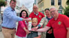 Vertreter von Stadtwerken, Merco und Lions präsentieren das Präsent für die Benefizläufer, die am 29. August auf der Kliaplatte antreten. 