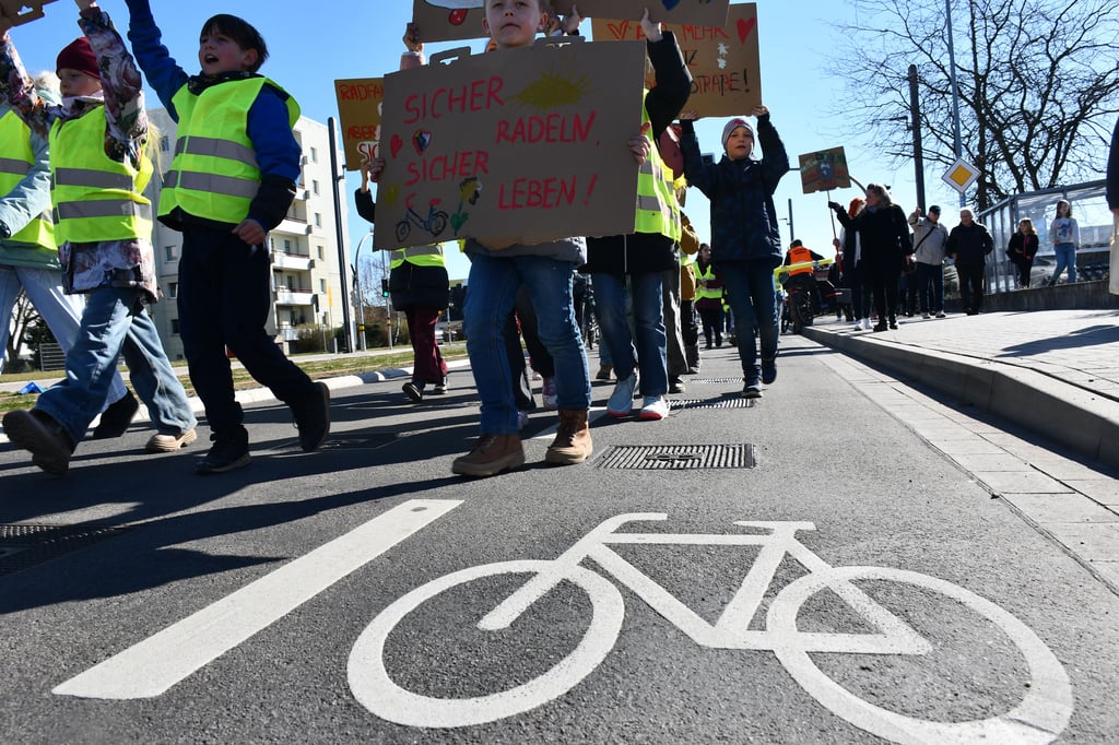 Für mehr Verkehrssicherheit in der Kritzmannstraße hatten Hortkinder demonstriert. Doch für Tempo 30 gibt es laut der Stadt Magdeburg keinen Grund.
