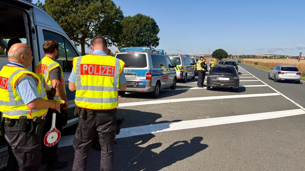 Auf der B80 bei Seeburg wurden Temposünder direkt von der Polizei angehalten und belehrt.