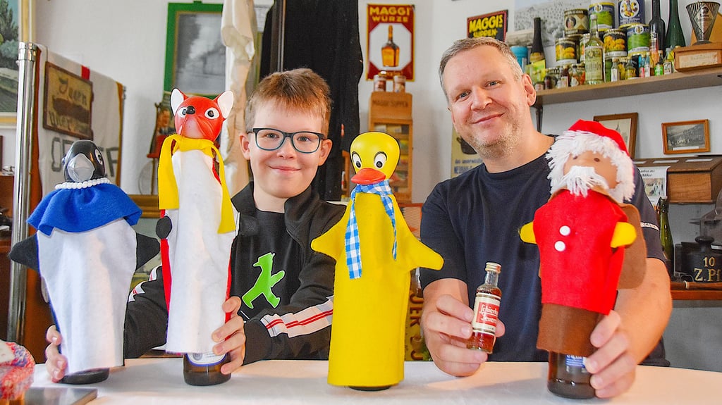 Henry entdeckt gemeinsam mit seinem Vater Benjamin Schumann die beliebten DDR-Figuren Pittiplatsch, Schnatterinchen & Co. in der Heimatstube in Calvörde.