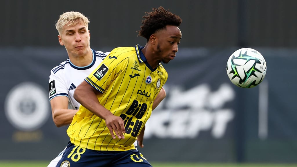 Kandet Diawara (vorne) spielte zuletzt als Leihspieler bei Pau FC und ist neu im Kader beim 1. FC Magdeburg.