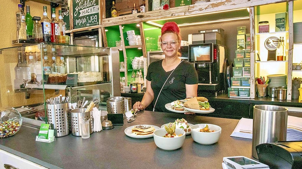 Im Café Hilde in Dessau wurde gewerkelt – so bekam der Tresen eine neue Kühlung, sowie neue Kuchenvitrinen. Laura Böttcher freut sich über die Neuerungen.