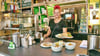 Im  Café Hilde in Dessau wurde gewerkelt – so bekam der Tresen eine neue Kühlung, sowie  neue Kuchenvitrinen. Laura Böttcher freut sich über die Neuerungen.
