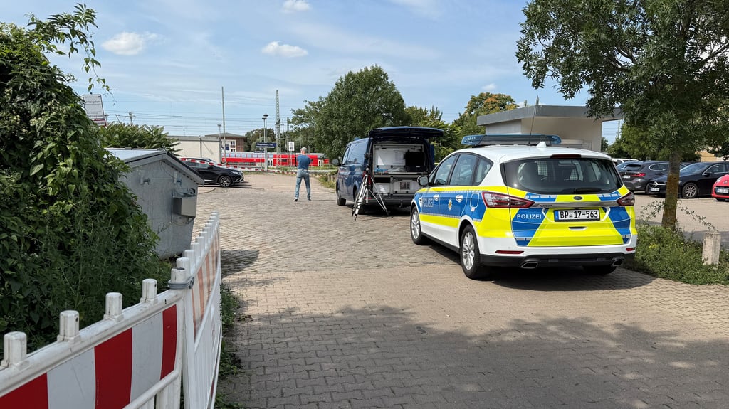 Aufregung auf dem Parkplatz der Bundespolizei in Magdeburg. Am Donnerstag, 7. August 2025, rückten mehrere Einsatzfahrzeuge an, darunter auch ein Fahrzeuge der Spurensicherung des Landeskriminalamtes.