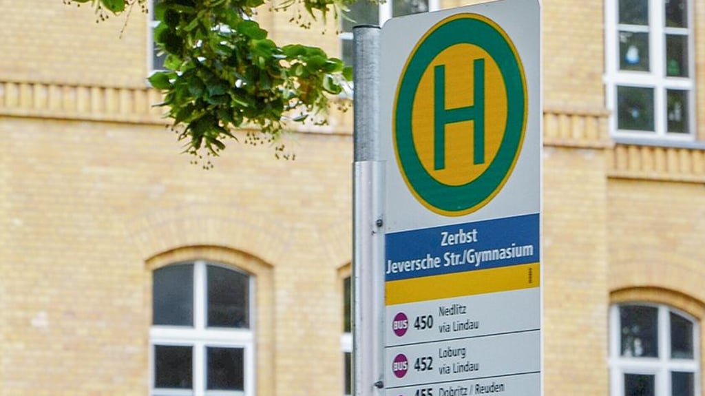 Statt in der Dessauer Straße halten mehrere Schulbusse fortan in der Jeverschen Straße in Zerbst.