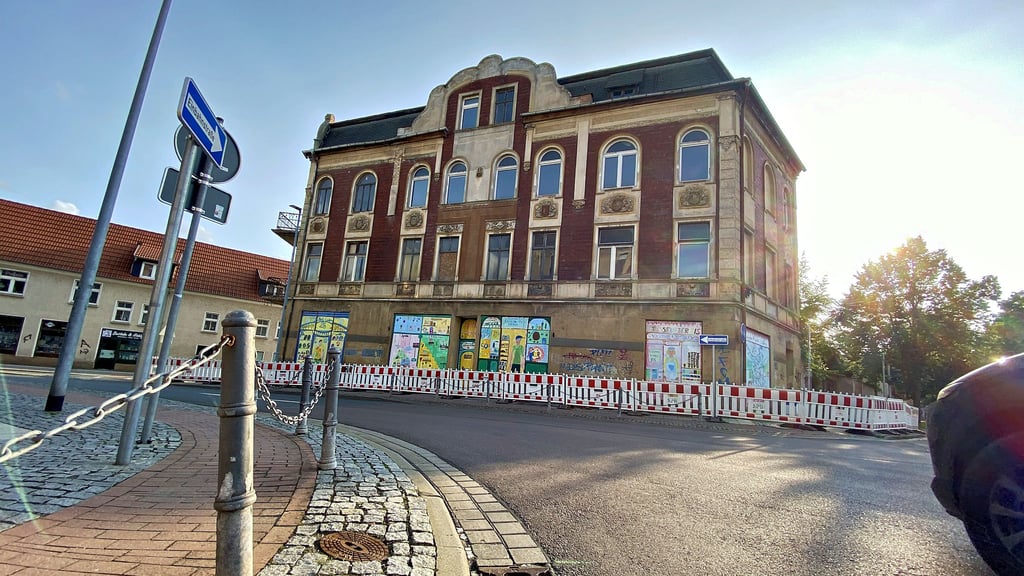 Vor der Wende Verkaufsläden, danach eine Zeit kurzlebiger Geschäfte, etwa von Videotheken: Im Frühjahr 2025 soll feststehen, ob das Gebäude in der Hamsterstraße 26 – im Eigentum der Stadt Staßfurt – noch Nutzbarkeit verspricht oder der Abriss folgt.