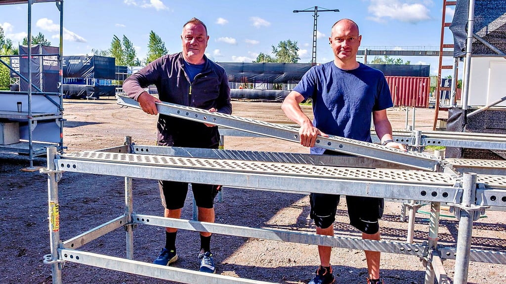 Ein mittlerweile selten gewordenes Bild: Firmengründer Dieter Ristok(l.) und sein Sohn Oliver arbeiten Hand in Hand an einem der Messestände, die für das Macher-Festival aufgebaut werden.