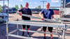 Ein mittlerweile selten gewordenes Bild: Firmengründer Dieter Ristok(l.) und sein Sohn Oliver arbeiten Hand in Hand an einem der Messestände, die für das Macher-Festival aufgebaut werden.