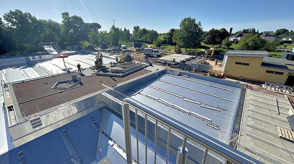 Vom Sprungturm aus wird sichtbar, wie weit der Bau vorangeschritten ist.