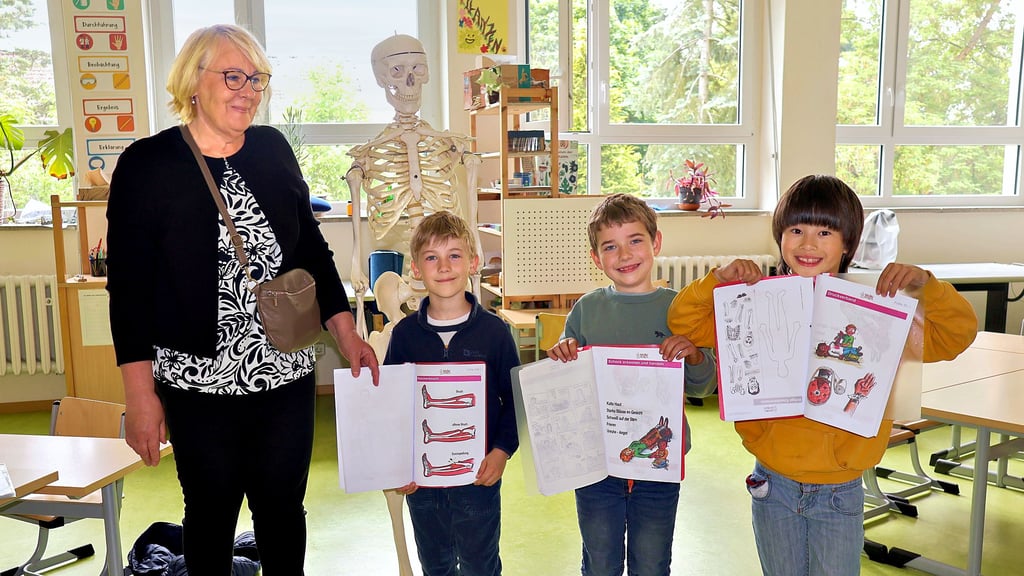 Die frühere Krankenschwester Karola Schulze engagiert sich ehrenamtlich in Kamern in der Wahlwerkstatt „ Erste-Hilfe“ der Freien Schule. Die Kinder Elias (von links), Thore und Vitus gehören zu den Teilnehmern.