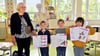 Die frühere Krankenschwester Karola Schulze engagiert sich ehrenamtlich in Kamern in  der Wahlwerkstatt „ Erste-Hilfe“ der Freien Schule. Die Kinder Elias (von links), Thore und Vitus gehören zu den Teilnehmern.