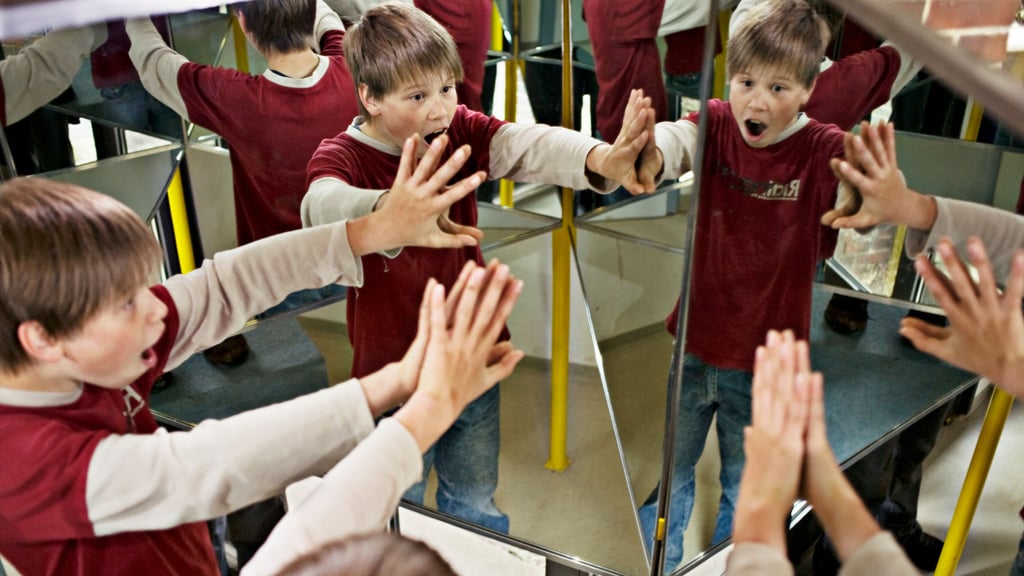 Im Spiegelkabinett der Imaginata in Jena wird Wahrnehmung zum Abenteuer – ein interaktives Erlebnis für die ganze Familie.