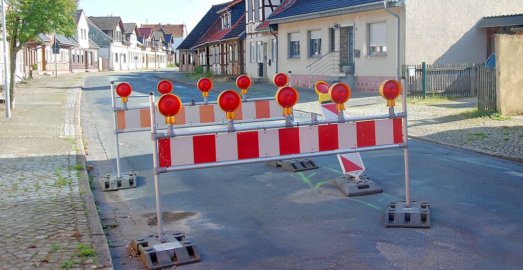 Die notwendige Reparatur eines eingebrochenen Kanals führt dazu, dass die Bahnhofstraße in Apenburg ab Montag, 11. August, für mindestens eine Woche voll gesperrt ist. Dafür ist die Umleitung der B 71 durch den Ort Geschichte.