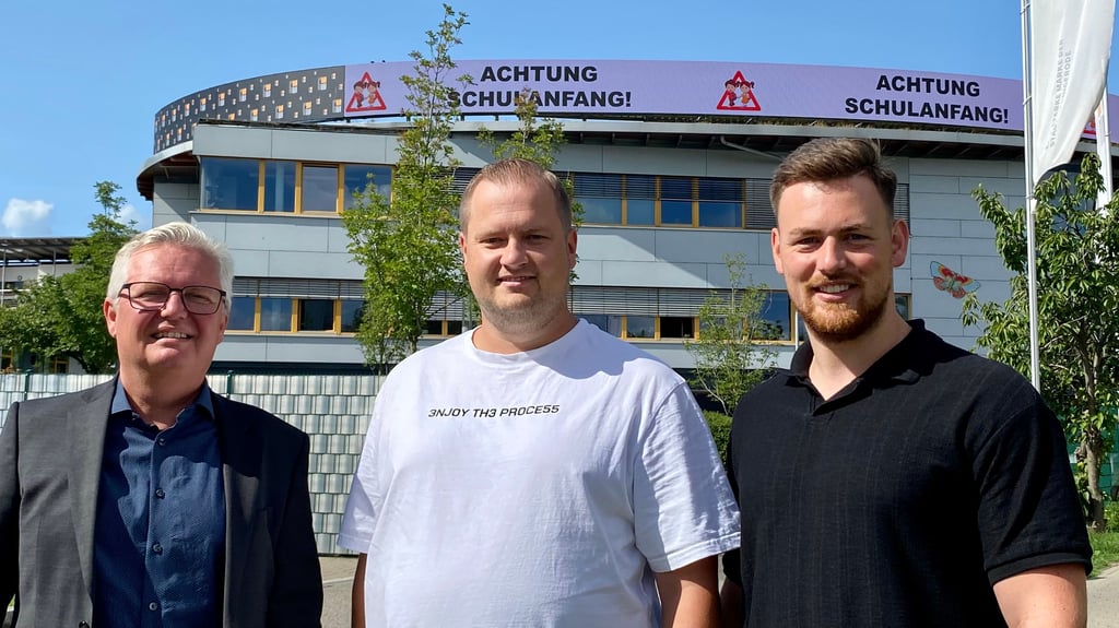 Arbeiten jetzt für mehr Sicherheit auf Schulwegen zusammen: Die Wohnungsbaugesellschaft Wernigerode mit Geschäftsführer Christian Zeigermann (links) sowie Leon Seltitz (rechts) und die Harzer Blitzergruppe um Initiator Denny Behrendt.