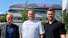 Arbeiten jetzt für mehr Sicherheit auf Schulwegen zusammen: Die Wohnungsbaugesellschaft Wernigerode mit Geschäftsführer Christian Zeigermann (links) sowie Leon Seltitz (rechts) und die Harzer Blitzergruppe um Initiator Denny Behrendt.