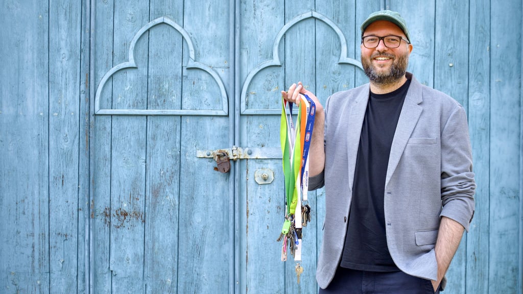 Mit einem Schlüsselbund voller Aufgaben startet Mathias Wagner bei der Künstlerstadt Kalbe durch.