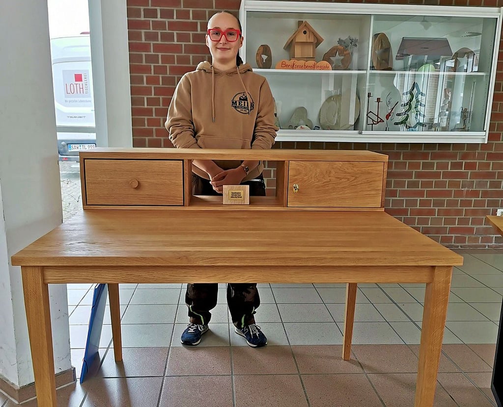 Jette-Lilly Schulz hat einen kombinierten Ess- und Schreibtisch gebaut.