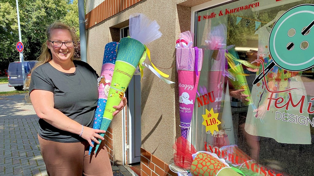 Melanie Rose vor ihrem Laden in Biederitz. Von hier aus verkauft sie besondere Schultüten nach ganz Europa.
