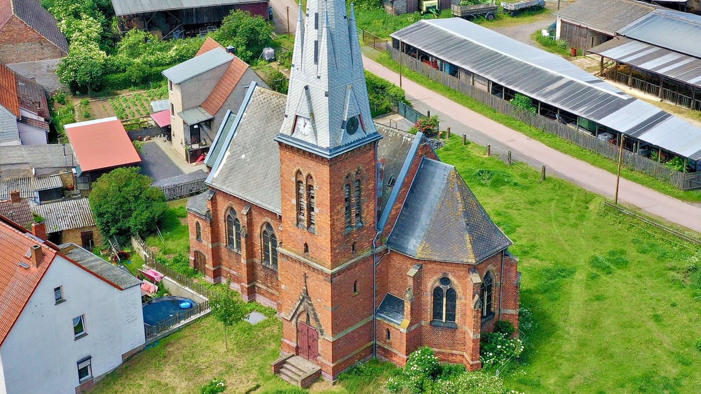 Die Kirche St. Nikolaus in Piskaborn aus der Vogelperspektive