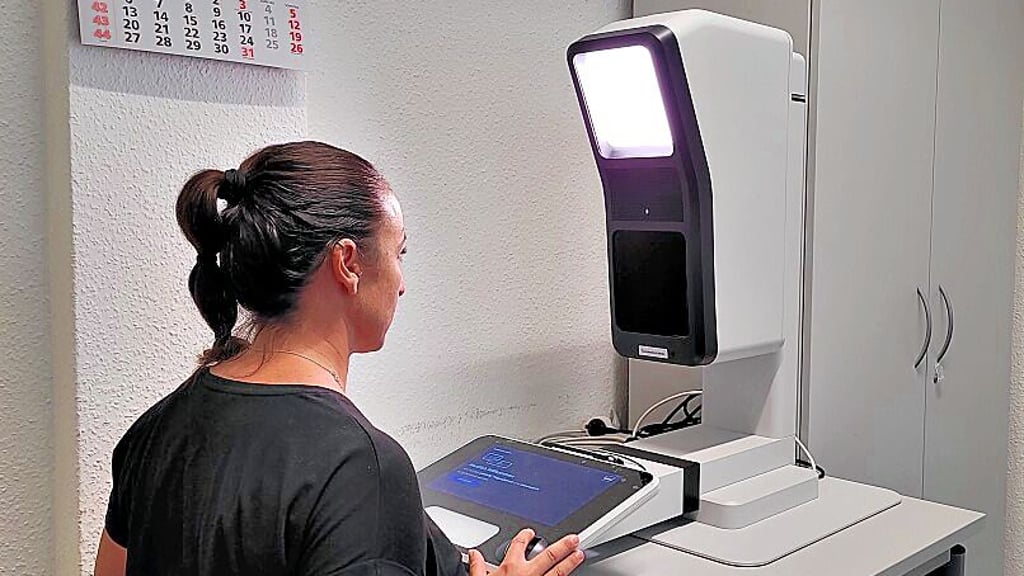 Die neuen Fotoautomaten für Passbilder stehen in Bitterfeld-Wolfen bereit.