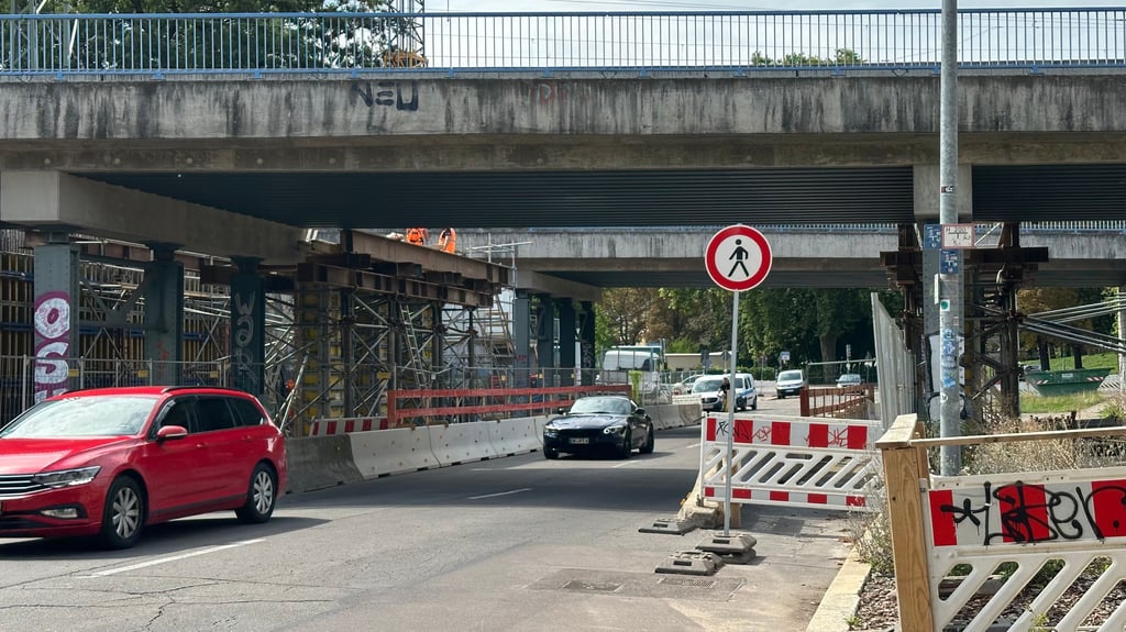 Blick auf die Carl-Miller-Straße in Magdeburg und die Bahnbrücken. In diesem Jahr muss die Straße noch mehrfach für die Deutsche Bahn gesperrt werden.&nbsp;