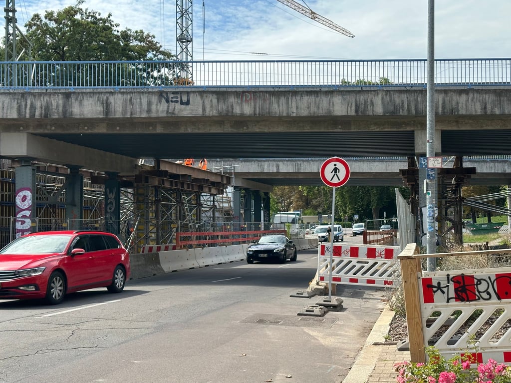 Blick auf die Carl-Miller-Straße in Magdeburg und die Bahnbrücken. In diesem Jahr muss die Straße noch mehrfach für die Deutsche Bahn gesperrt werden.