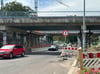 Blick auf die Carl-Miller-Straße in Magdeburg und die Bahnbrücken.