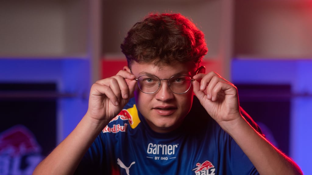 Brille geputzt und gerichtet: Levy Finn Rieck startet an diesem Donnerstag in den E-Sports-World-Cup.
