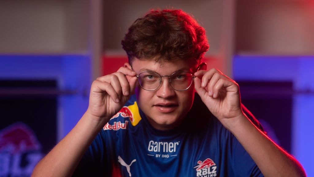 Brille geputzt und gerichtet: Levy Finn Rieck startet an diesem Donnerstag in den E-Sports-World-Cup.