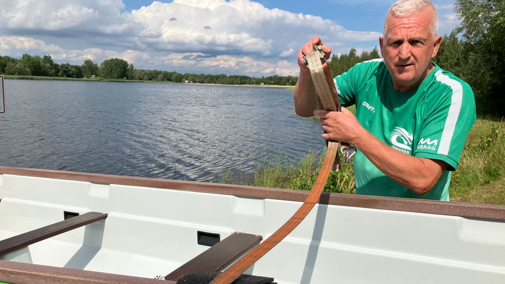 Vereinschef Torsten Wenke bereitet das Boot fürs Training vor.