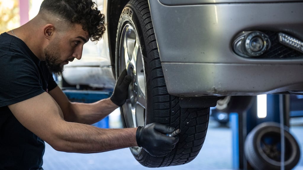 Vor allem rund um die Reparatur von Autos wurden in Berlin und Brandenburg im ersten Halbjahr viele Gewerbe an- und abgemeldet. (Symbolbild)