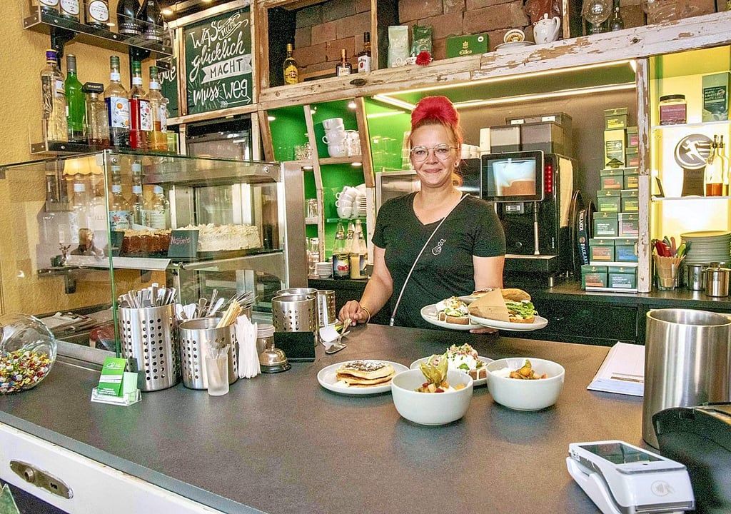 Im  Café Hilde wurde gewerkelt – so bekam der Tresen eine neue Kühlung, sowie  neue Kuchenvitrinen. Laura Böttcher freut sich über die Neuerungen. 