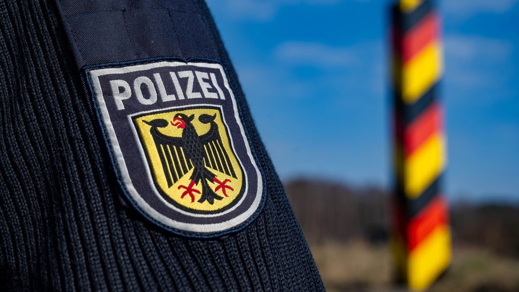 Fußballspiele, illegale Migration, kritische Infrastruktur auf See - die Bundespolizeidirektion Bad Bramstedt hat ein breites Aufgabenfeld. (Archiv)