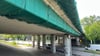 An der Ringbrücke über die Albert-Vater-Straße in Magdeburg sind Netze gespannt, damit kein abplatzender Beton herabfallen kann.