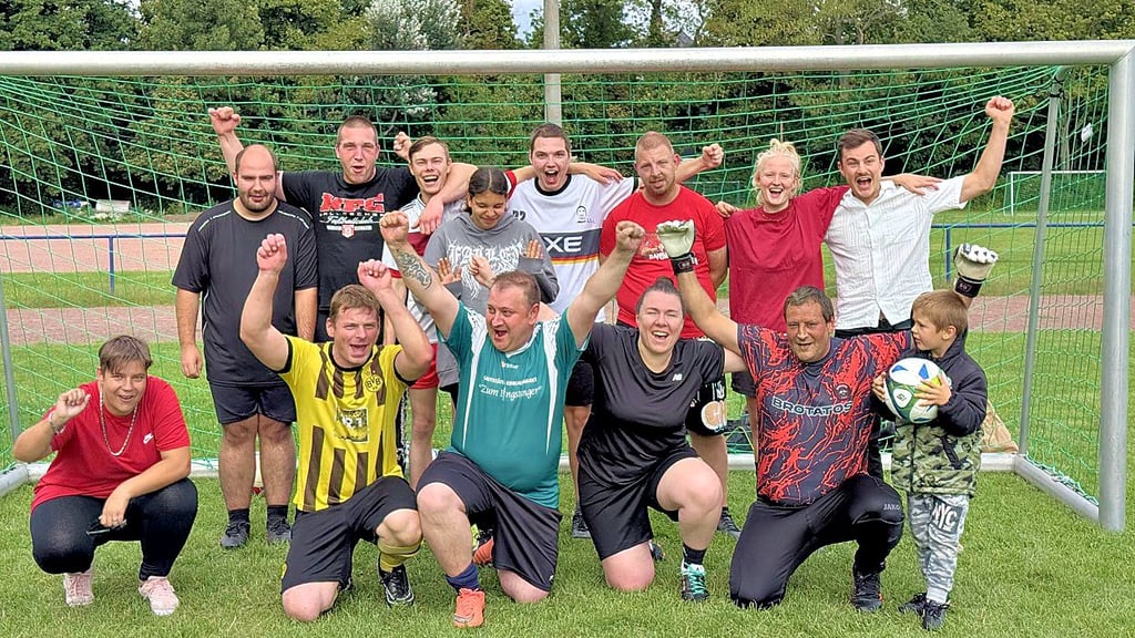Peter Guderjahn (Mitte, grünes T-Shirt) und sein Team, die „Roten Flitzepiepen“, bereiten sich auf die Special Olympics Landesspiele vor.