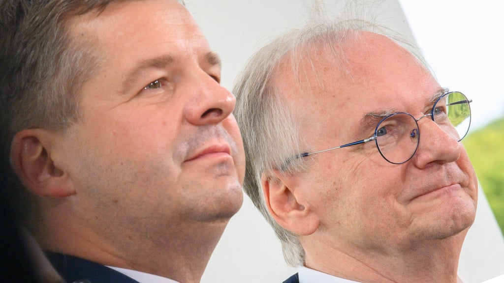 Der neue und der alte Spitzenkandidat zur Landetagswahl in Sachsen-Anhalt: Sven Schulze (li.) soll Reiner Haseloff als Frontmann der CDU im Wahlkampf und dann als Ministerpräsident nachfolgen.