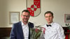 Amtsleiter Peter Eisemann gratuliert Max Hinze zur erfolgreich bestandenen Ausbildung und freut sich über die Verstärkung in der Stadtverwaltung Osterwieck.