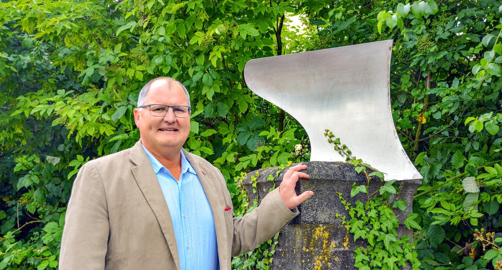Hobby-Historiker Tino Bauer vor dem Denkmal in Wanzleben, das an die Erfindung des „Wanzleber Pflugs“ erinnert.