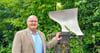 Hobby-Historiker Tino Bauer vor dem Denkmal in Wanzleben, das an die Erfindung des „Wanzleber Pflugs“ erinnert.