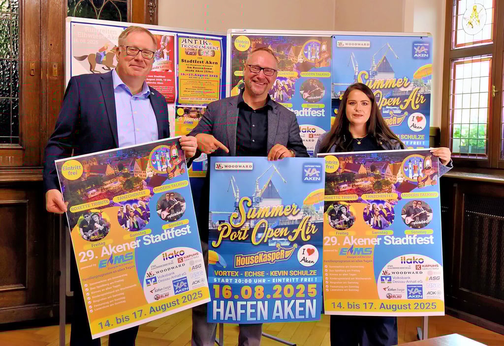 EMS-Geschäftsführer Jens Brenner, Bürgermeister Jan-Hendrik Bahn und EMS-Marketingchefin Franziska Lehmann präsentieren das Programm.