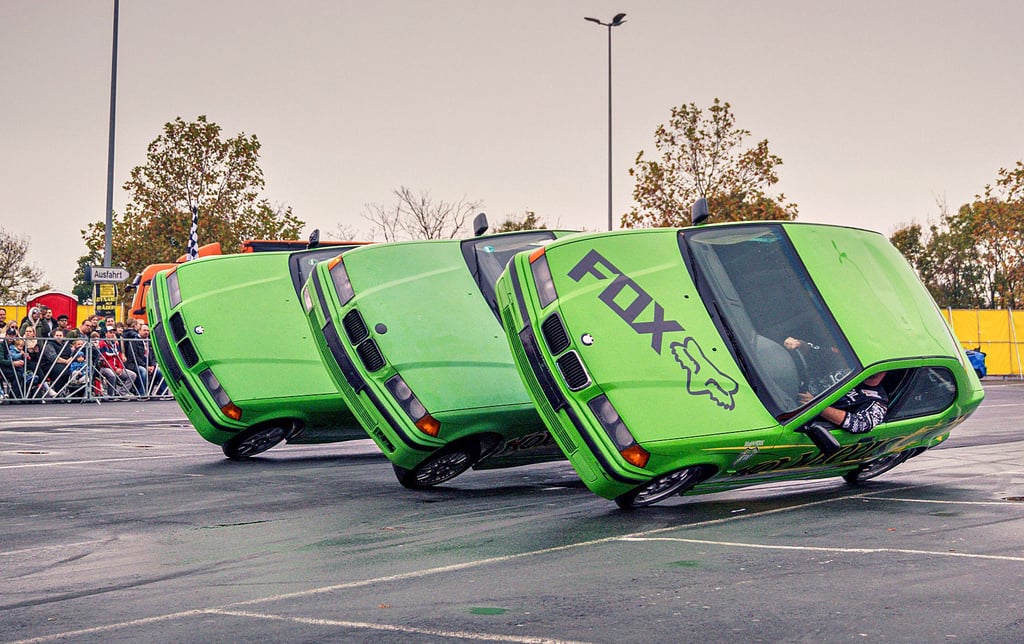 Stunts mit Pkw, Motorrädern, Lkw und Monstertrucks begeistern die Zuschauer bei der Show. 