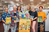 Leiterin Sabine Matzner (hinten, l.) und Mitarbeiterin Antje Key zeigen mit den Lesepatinnen Ulla Flögel (vorn, v.l.), Dorothee Siebert, Regina Kiehn und Maria Kitzmann einige der schönsten Bilderbücher, ausgewählt von Kita-Kindern. 