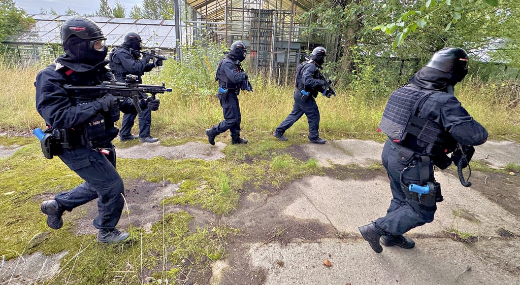 Die Polizisten pirschen sich mit der Maschinenpistole im Anschlag an die Situation heran. Auf dem Gelände eines ehemaligen Institutes für Gartenbau gab es Schüsse.