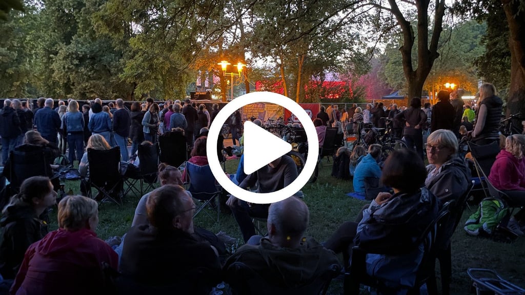 Genießen auch ohne Ticket das Konzert von Bryan Adams auf der Peißnitz: Tausende Zaungäste erleben Livemusik entspannt im Sitzen.