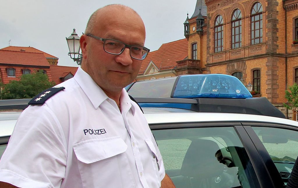 André Bellmann warmt vor Taschendiebstählen in Calbe.
