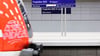 Fahrgäste können sich am Hauptstadtflughafen BER derzeit mithilfe von Künstlicher Intelligenz über die nächste Bahnverbindung informieren. (Archivbild)