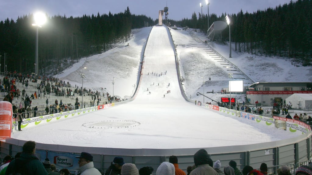 Die Vogtland-Arena in Klingenthal übernimmt den Skisprung-Weltcup von Lake Placid.