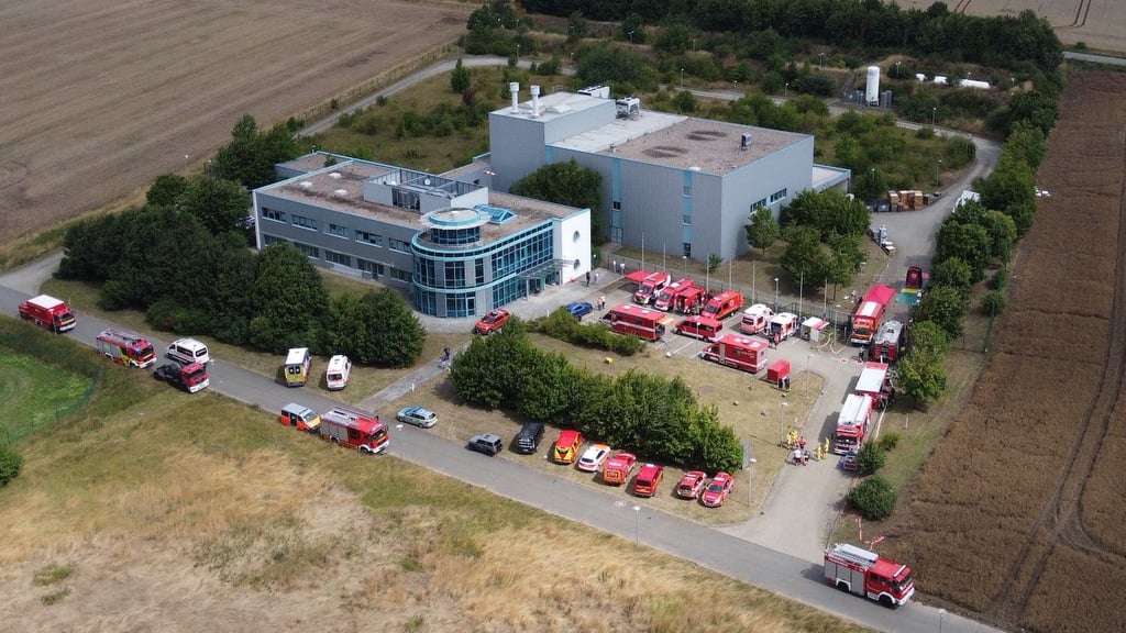 Feuerwehr und Katastrophenschutz sowie Rettungsdienst und Polizei waren nach dem Arsen-Diebstahl in der Nacht zum 22. Juli mit einem Großaufgebot an der Arsenfabrik in Osterwieck.