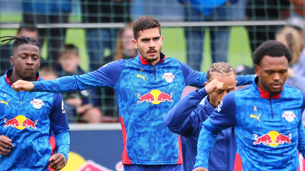 Andre Silva (2.v.l.) hält sich bei RB für seinen nächsten Arbeitgeber fit.